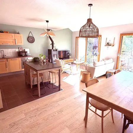 À louer - Duplex de 100 m² avec terrasse, cheminée à bois et grand garage