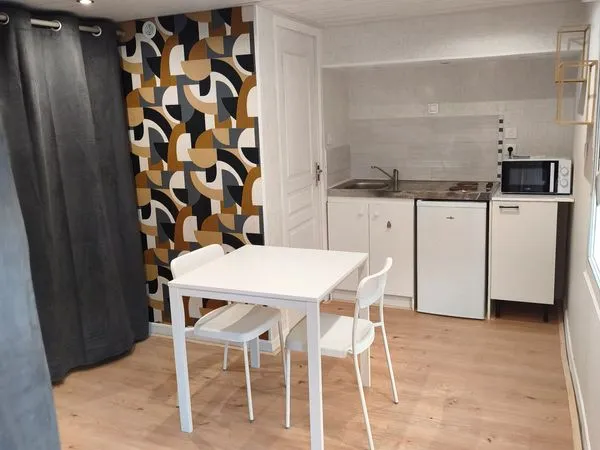 Studio - meuble - hyper centre - calme - toutes charges comprises