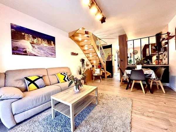 Maison jumelée, duplex rez de jardin, lumineux, 64 m2, Albens