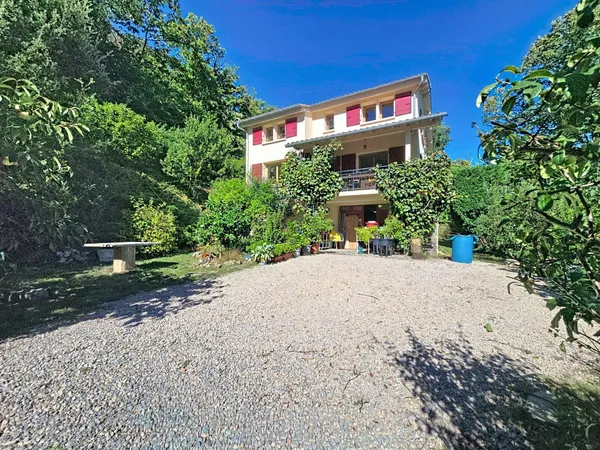 Une maison traditionnelle de 141 m² au coeur d'un environnement naturel exceptionnel, sur plus de 4 