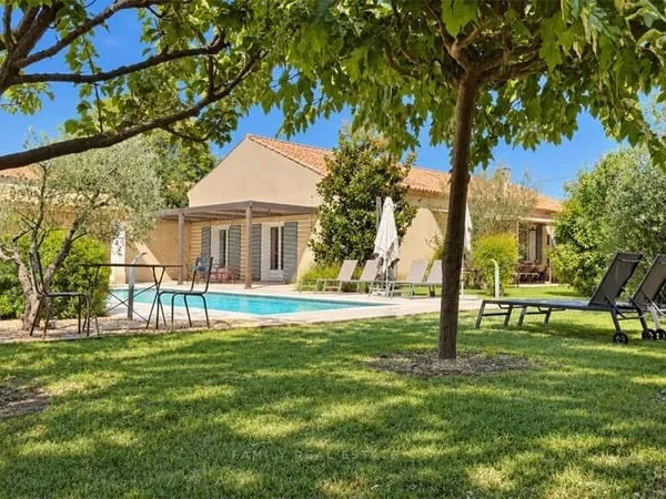 Saint-Rémy-de-Provence — maison de caractère rénovée, centre à p