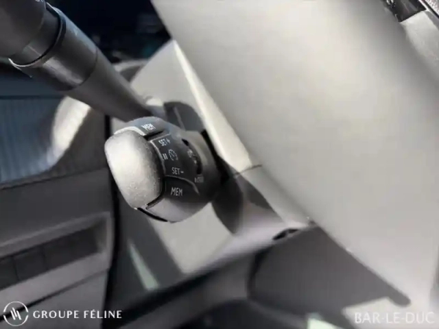 Peugeot 2008 e- 136ch style — photo 12