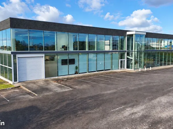 Bureaux à louer 476m² - 25 places de parking privatives - Amiens Métropole