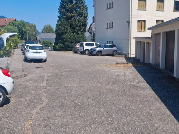 Rare - Garage fermé en surface - Centre-ville Le Bourget-du-Lac