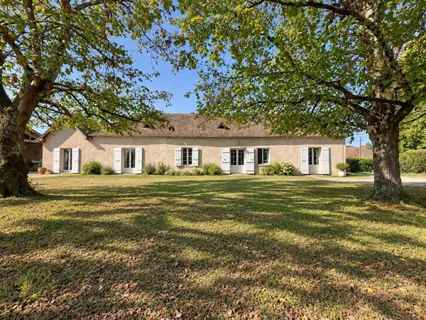 Ensemble immobilier dans un environnement champêtre