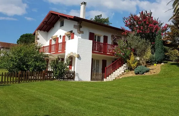 Ensemble immobilier 3 logements , vue Rhune, Espelette