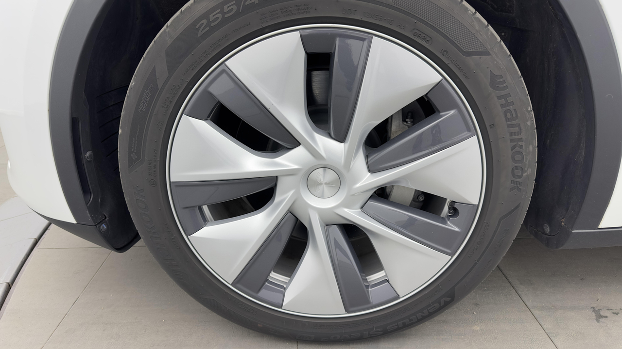 Tesla MODEL Y Standard RWD — photo 9