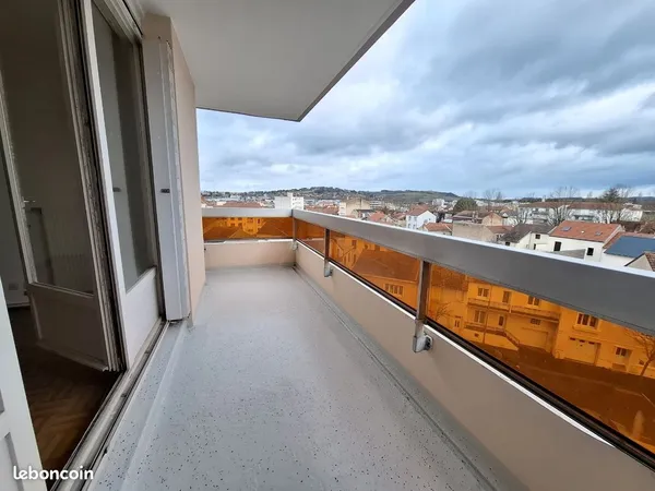 Vichy - Appartement 3 pièces de 67 m² avec 4 balcons, étage élevé et vue dégagée