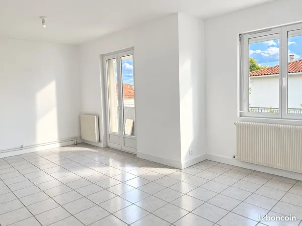 À LOUER - Appartement non meublé T4 de 3 chambres avec garage et parking à Agen