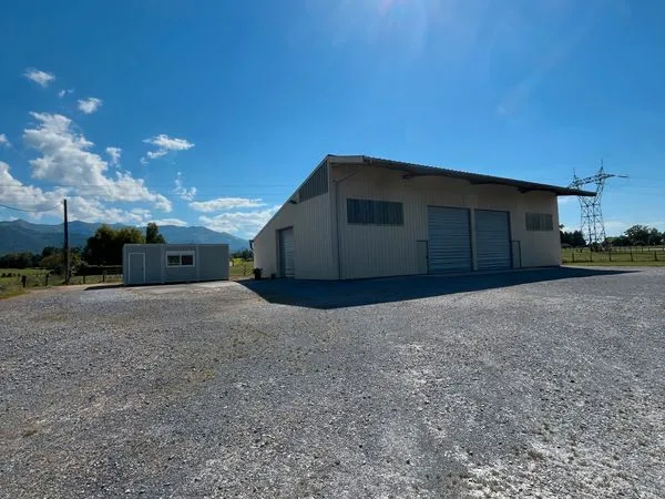 À louer - Local d'activité de 288m2 plus 40m2 d'Algeco sur terrain de 2500 m2 - Asson (64)