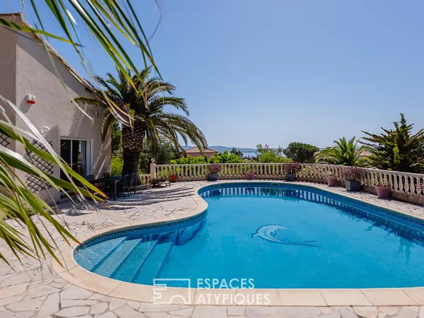 Villa d'architecte avec piscine, patio central, dépendances et vue dégagée