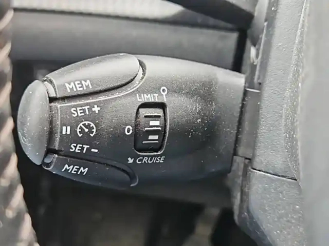 Peugeot 208 puretech 100 s&amp;s bvm6 — photo 21
