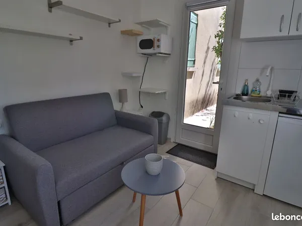 Studette au calme avec terrasse