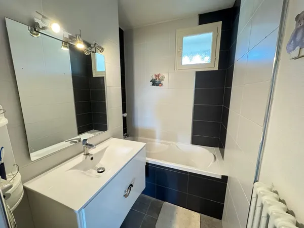 APPARTEMENT EN TRES BON ETAT, dans un parc arboré, sécurisé