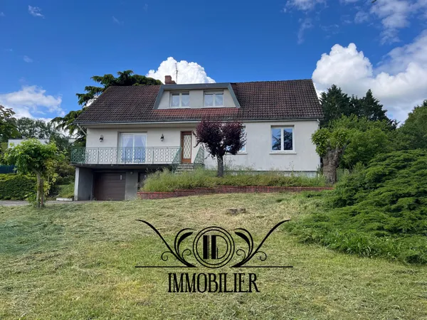 Maison familiale élévée sur sous-sol avec grand terrain.
