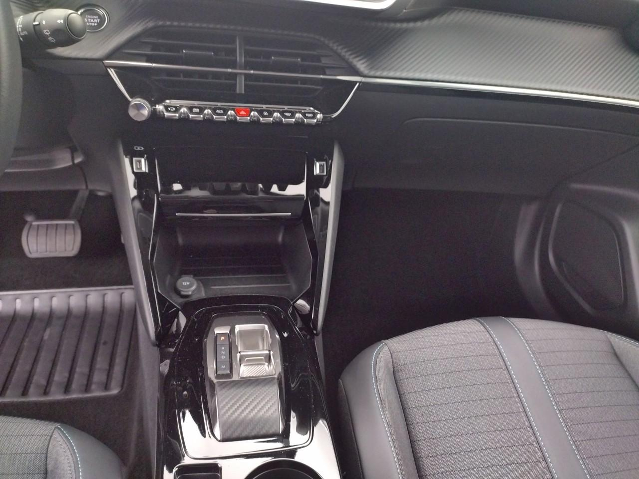 Peugeot 2008 puretech 130 s&s eat8 allure pack — photo 21