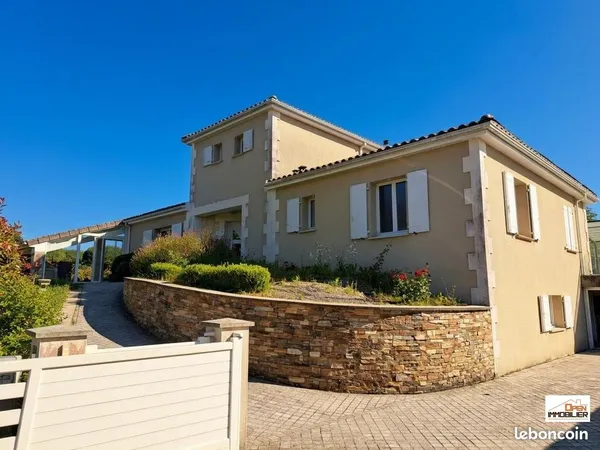 Maison Contemporaine 241 m² avec piscine et grand terrain 2 hectares
