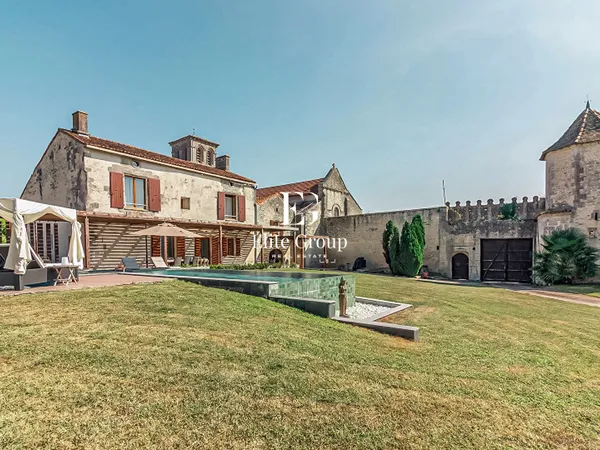 A VENDRE MAGNIFIQUE MAISON DE CARACTERE PROCHE DE SEGONZAC - 7 PIECES - 360 M2