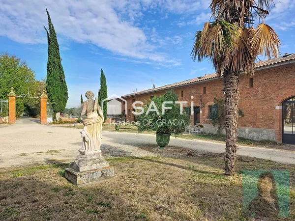 Maison de caractère T6 de150 m² env. domaine du château, avec piscine et jacuzzi privatifs.