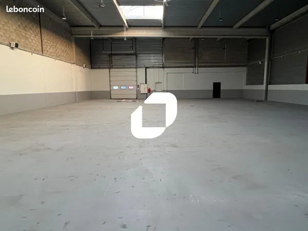 Local bureaux 700 m²