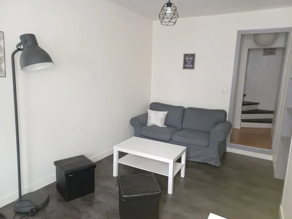 Colocation de 2 chambres disponibles meublée, rénovée avec place de parking dans une cours au calme