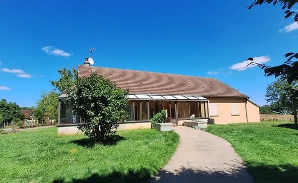 MAISON DE 145M2 DE VIE DE PLAIN PIED ET 9 HECTAR DE TERRAIN ENVIRON,3 A 4 CHAMBRES,HANGAR DE 336M2,A