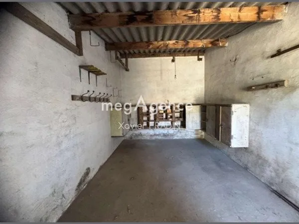 Garage idéalement situé, à deux pas de la rue piétonne et de la plage. Hors copropriété !