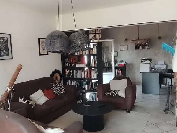 GRANDE MAISON FAMILIALE DE 6 CHAMBRES AVEC POTENTIEL COMMERCIAL