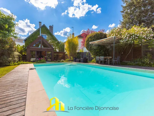 Maison à fontaine les Dijon