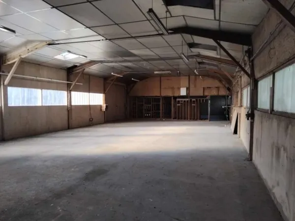 Local 1 pièce 400 m²