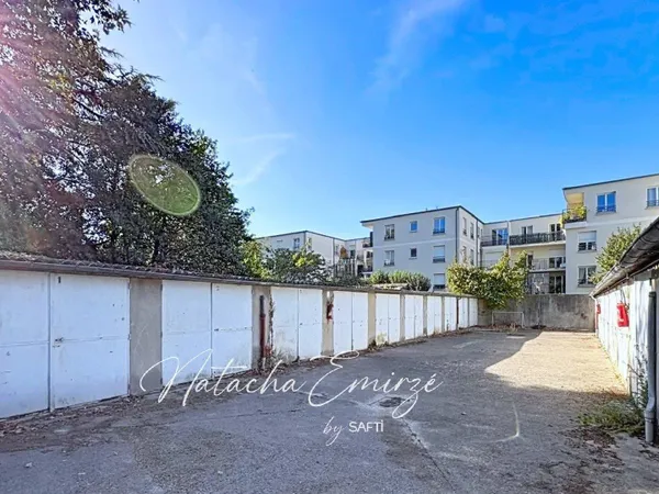 En centre-ville de Chatou, vente en bloc de 20 box