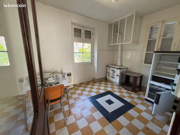 Maison au coeur du village avec jardin et piscine