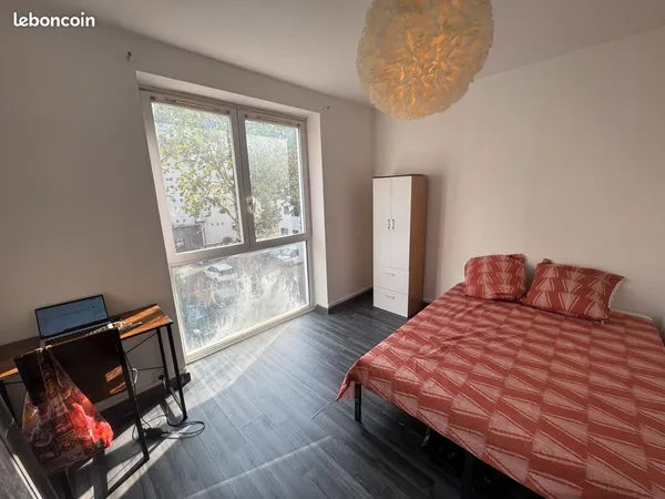 Chambre spacieuse et fonctionnelle en colocation