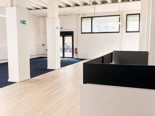 Local 1 pièce 400 m²