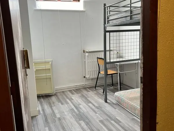 Chambre meublée