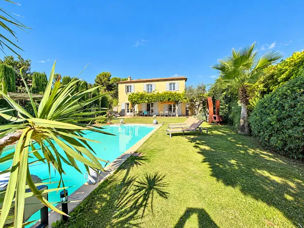 Maison Bouc Bel Air 7 pièce(s) 211 m2 sur 1017m² de terrain avec piscine et parking. 4 chambres dont