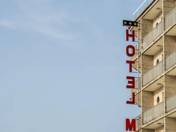 Hôtel 1600 m²