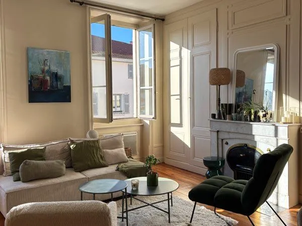 Tassin-La-Demi-Lund - L'Horloge - T3 de 67 m² - Charme de l'ancien - Très lumineux