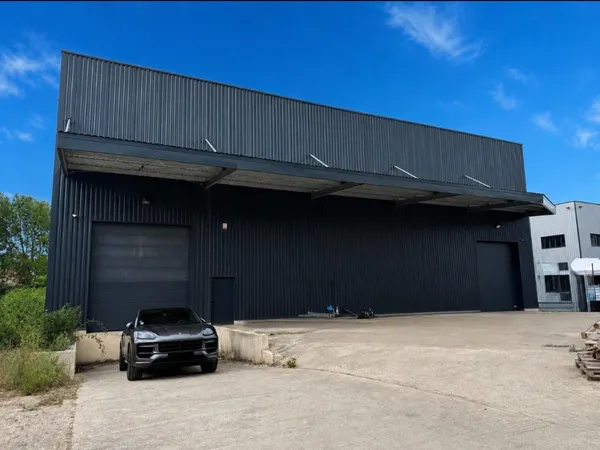 700 m² d'opportunités pour développer votre activité dans un emplacement stratégique.