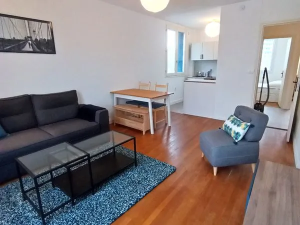 Beau T2 meublé avec balcon - LYON 8 proche Laennec - bon état