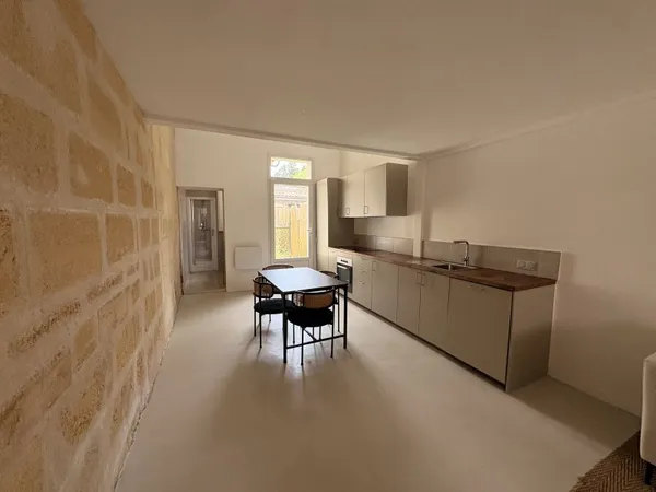 Loue - T2 bis meublé et entièrement rénové - 65 m² avec extérieur - Bordeaux Centre -