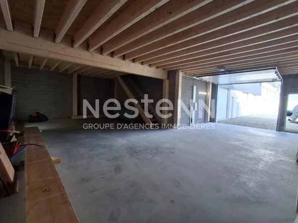 À louer Local d'activité de 208 m² avec mezzanine proche Auray.