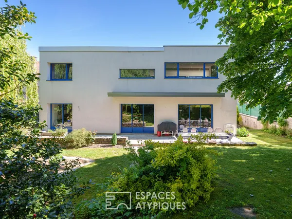 Maison d'architecte brutaliste et sa terrasse panoramique sur les hauteurs