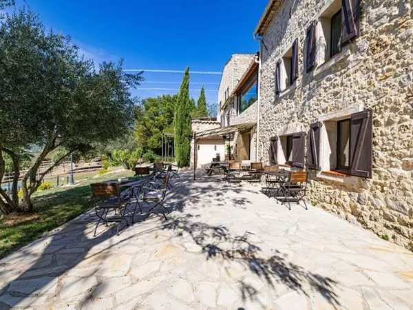 Propriété sur 16,541 m² de terrain, 560 m² de surface habitable, de nombreuses chambres, plusieurs e
