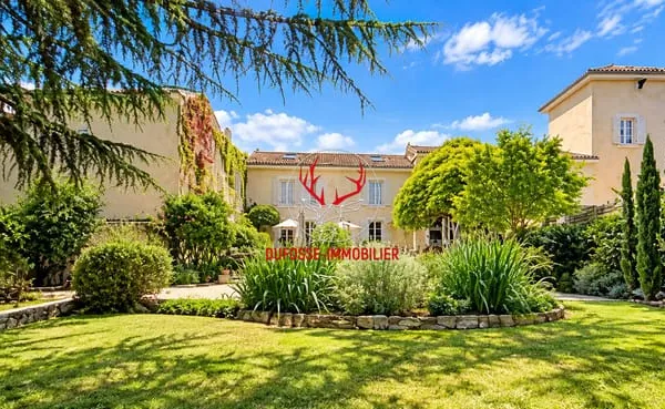 Propriété d'exception 280 m² avec piscine et parc paysager