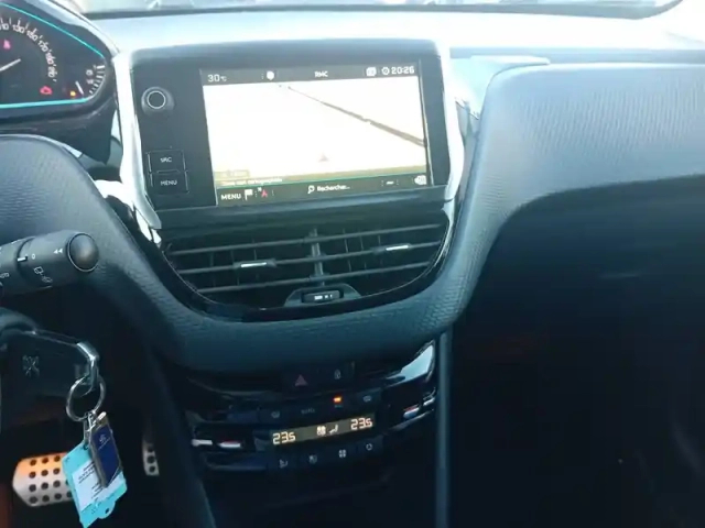 Peugeot 2008 1.2 puretech 110ch s&amp;s eat6 — photo 14