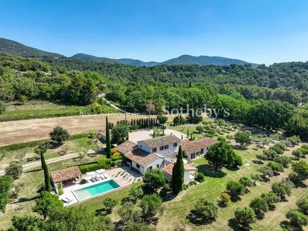 Maison 8 pièces 310 m²