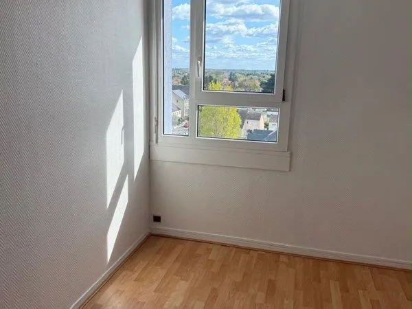 Une chambre à loue dans un appartement de trois chambres