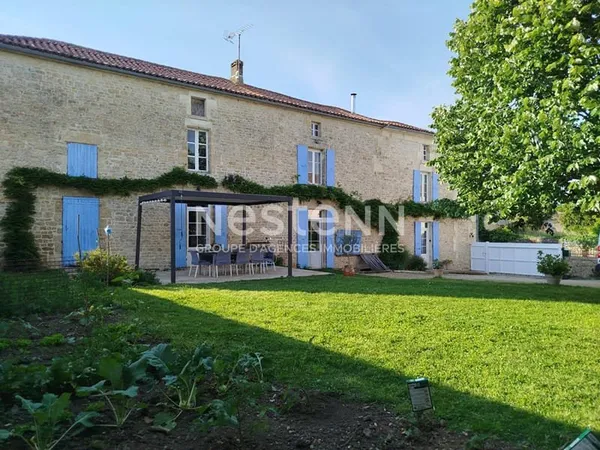 Belle longère en pierre 130 m² - 3 chambres, 1 bureau et dépendances au coeur de Saint Hilaire Des L