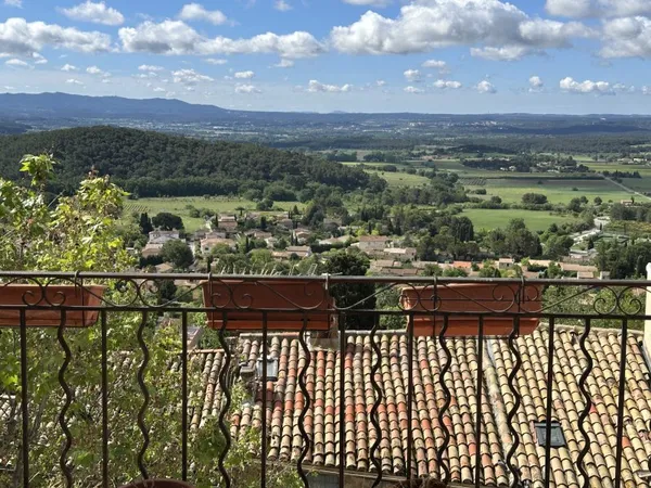 Grande maison de village à Eguilles pour famille ou marchand de biens